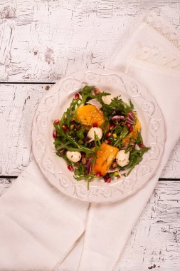 Taze renkli yaz salatası