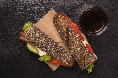 Çavdar ekmeği sandviç ve bardak kola