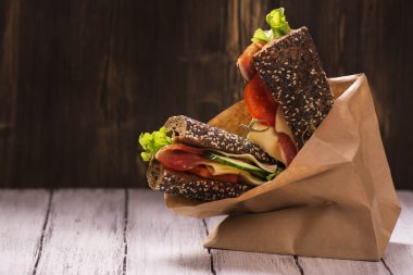 Çavdar ekmeği sandviç jambon, peynir ve sebze ile