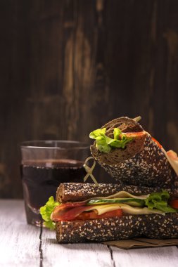 Çavdar ekmeği sandviç ve bardak kola