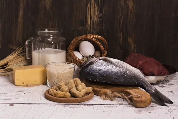 Sağlıklı gıda, ahşap masa üzerinde proteinin doğal kaynakları — Stok fotoğraf