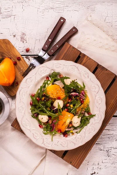 Salada de verão fresca e colorida — Fotografia de Stock