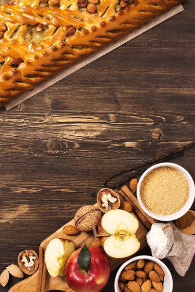 Torta de maçã com amêndoas e canela — Fotografia de Stock