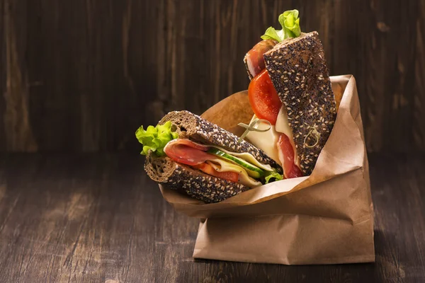 Rozskenyér szendvicseket a sonka, sajt és zöldségek — Stock Fotó