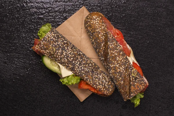 Sanduíches de pão de centeio saborosos com presunto, queijo e legumes — Fotografia de Stock