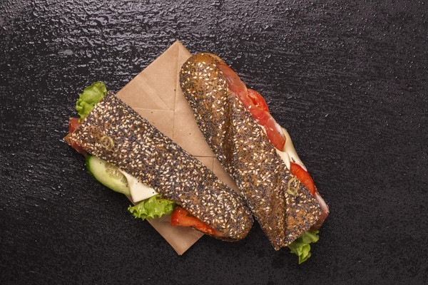 Sanduíches de pão de centeio saborosos com presunto, queijo e legumes — Fotografia de Stock