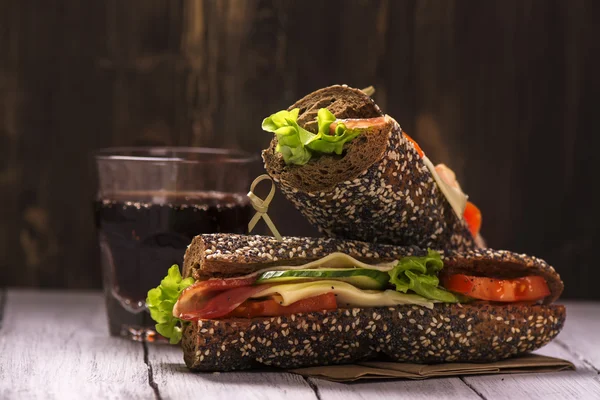 Sandvișuri de pâine de secară și pahar de cola — Fotografie, imagine de stoc