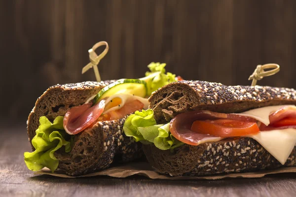 Duas sanduíches saudáveis com presunto, queijo e legumes — Fotografia de Stock