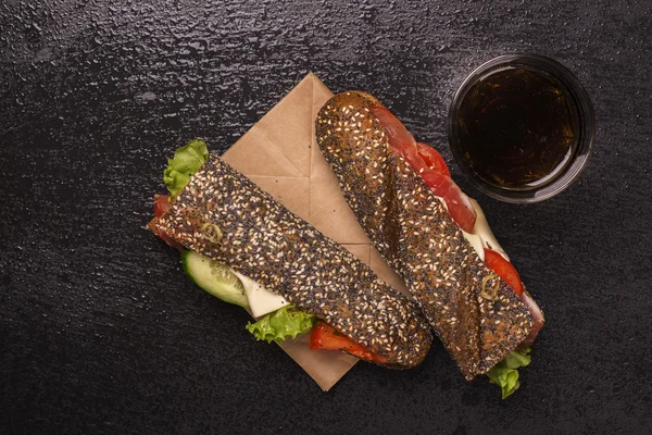 ライ麦パンのサンドイッチとコーラのガラス — ストック写真