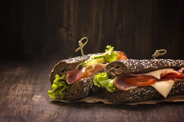 Twee gezonde sandwiches met ham, kaas en groenten — Stockfoto