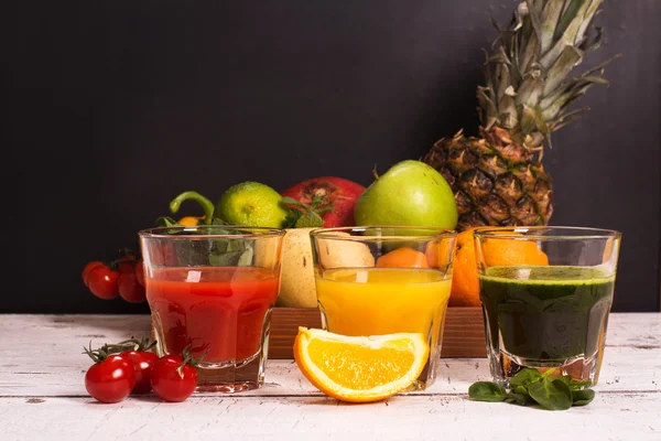 Smoothies vegetais de frutas e suco com ingredientes — Fotografia de Stock
