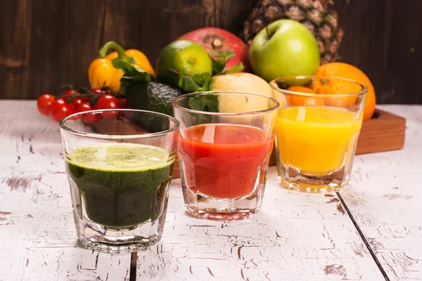 Smoothies vegetais de frutas e suco com ingredientes — Fotografia de Stock