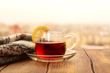 Siyah çay bir cam fincan limon dilimleri ile