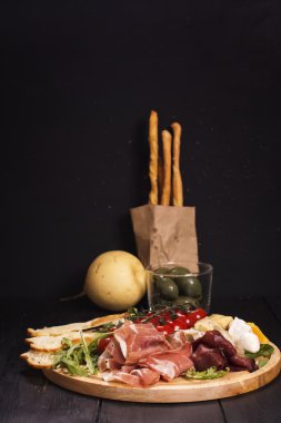 İtalyan meze türleri: jambon, peynir, grisini, zeytin, meyve