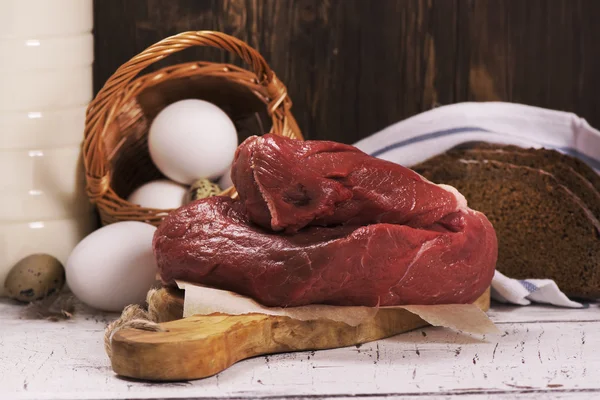 Sortimento de produtos agrícolas sobre fundo de madeira — Fotografia de Stock