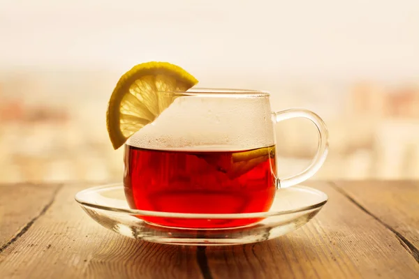 Czarna herbata z plastrami cytryny w filiżance szkła — Zdjęcie stockowe