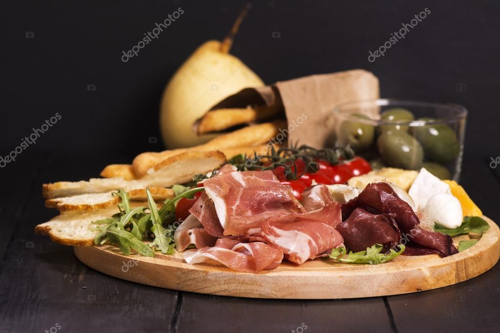 verschillende soorten italiaanse hapjes: ham, kaas, grissini