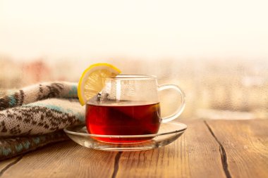 Siyah çay bir cam fincan limon dilimleri ile