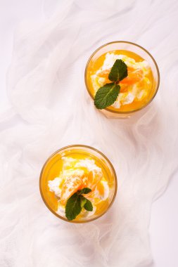 Katmanlı panna cotta ile çırpılmış krema ve mandalina sosu