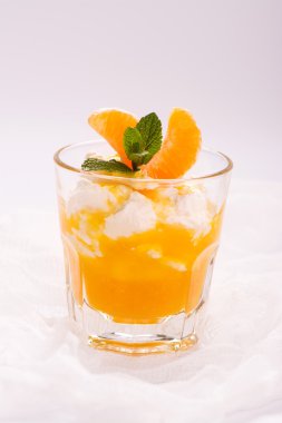 Katmanlı panna cotta ile çırpılmış krema ve mandalina sosu