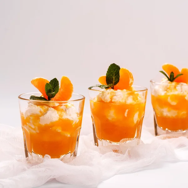 Gelaagde panna cotta met opgeklopte slagroom en tangerine saus — Stockfoto