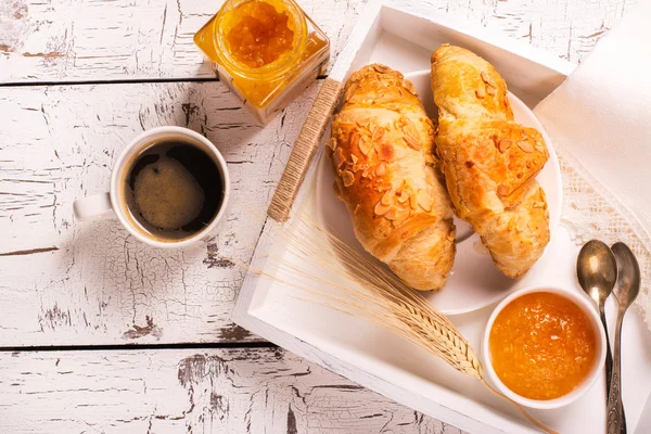 Petit déjeuner français traditionnel — Photo