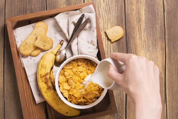 木製トレイのおいしい健康的な朝食 — ストック写真