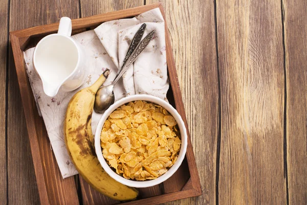 Smaczne i zdrowe śniadanie na drewnianej tacy — Zdjęcie stockowe