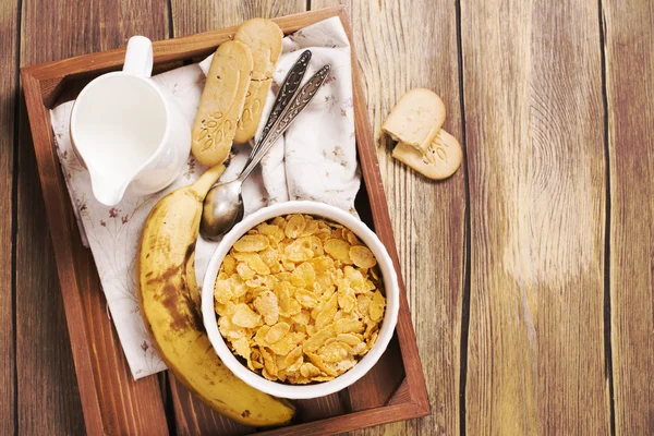 Chutné a zdravé snídaně na dřevěný tác — Stock fotografie