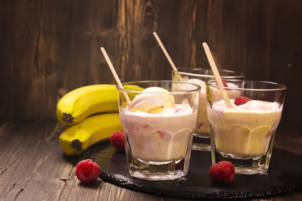 Cóctel de leche refrescante con helado, frambuesa y plátano —  Fotos de Stock