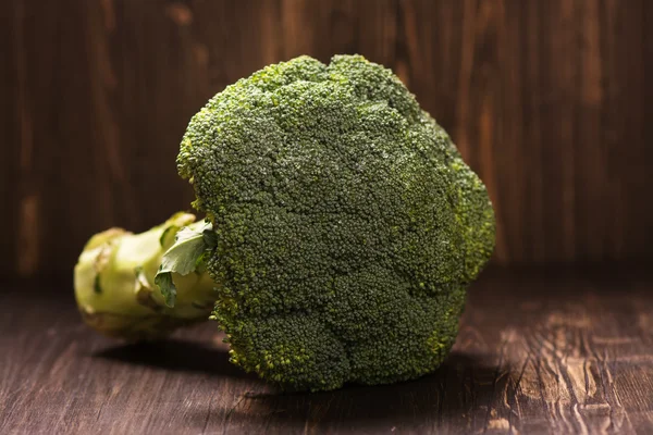 Fresh whole raw broccoli cabbage — Stock Photo, Image