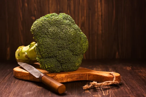 Fresh whole raw broccoli cabbage with vintage knife — Stock Photo, Image