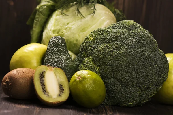 Produtos hortícolas e frutas orgânicos verdes — Fotografia de Stock