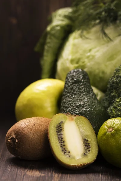 Зеленые овощи и фрукты — стоковое фото