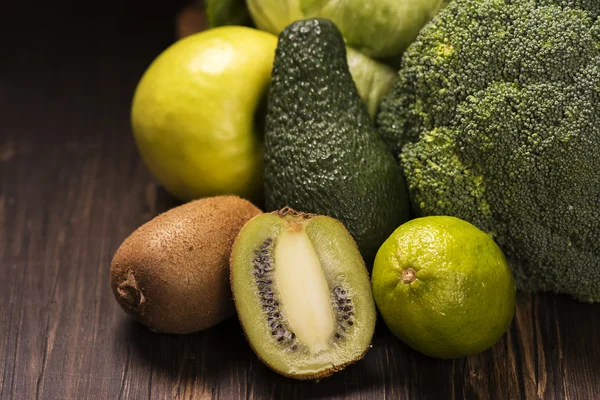 Зеленые овощи и фрукты — стоковое фото