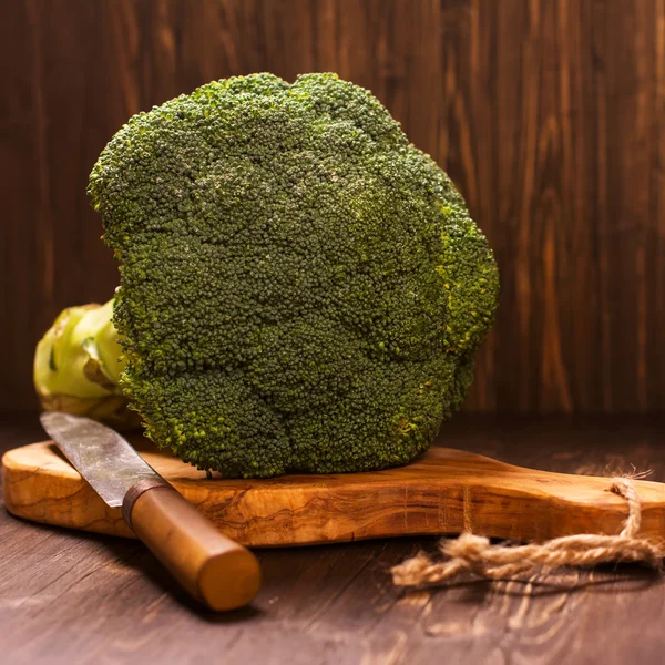 Fresh whole raw broccoli cabbage with vintage knife — Stock Photo, Image