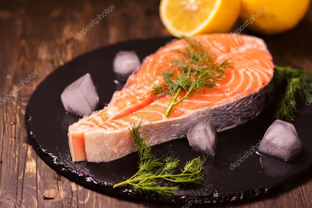 Filete de salmón crudo con limón y hierbas 2023