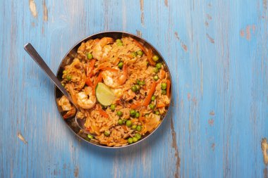 Deniz ürünleri, bezelye, pilav ve tavuk ile geleneksel İspanyol paella yemek