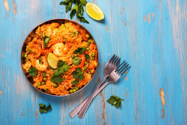 Traditional spanish paella dish with seafood, peas, rice and chicken — Stock Photo, Image