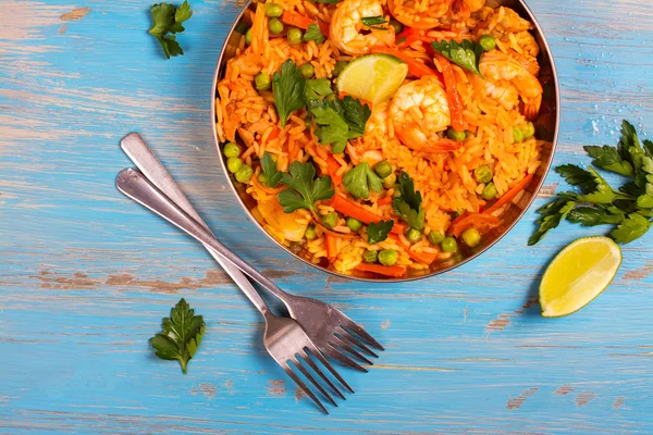 Plato tradicional de paella española con mariscos, guisantes, arroz y pollo — Foto de Stock