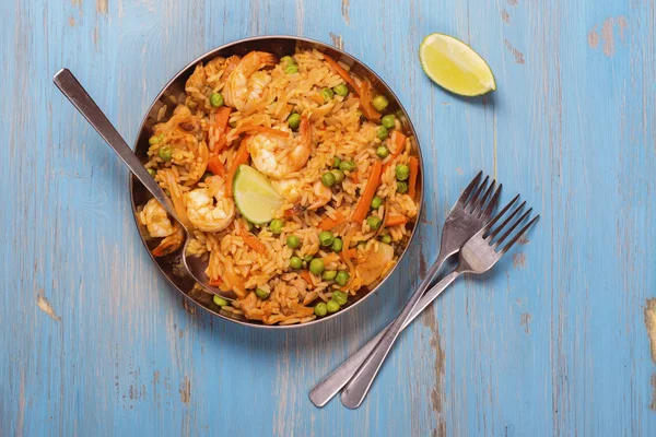 Plato tradicional de paella española con mariscos, guisantes, arroz y pollo — Foto de Stock