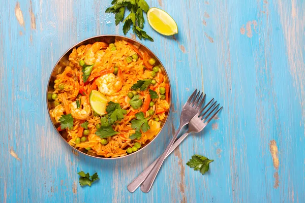 Traditionelle spanische Paella mit Meeresfrüchten, Erbsen, Reis und Huhn — Stockfoto