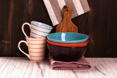 Mutfak mutfak aletleri peçete ile ahşap masa üzerinde