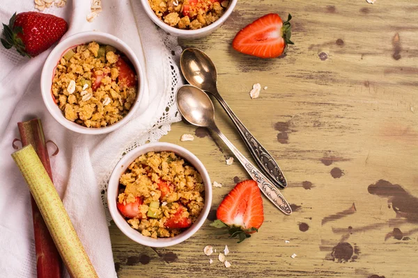 Rabarbaro e fragola sbriciolano — Foto Stock