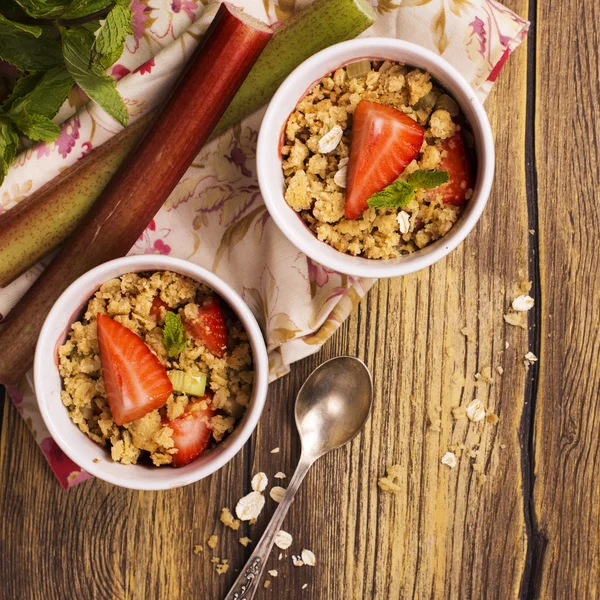 Rhubarb and strawberry crumble — Stock Photo, Image