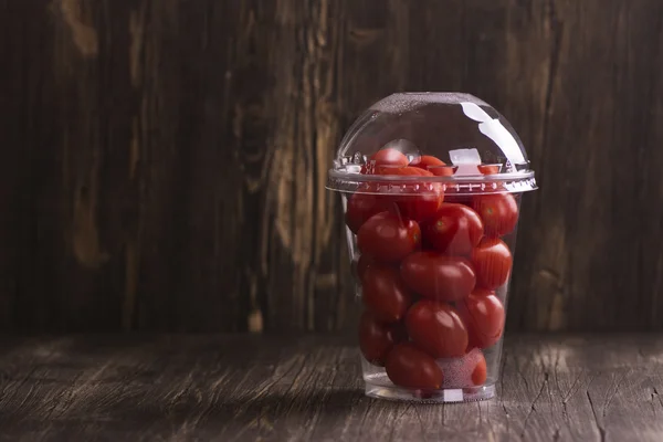 Tomates cerises dans un récipient en plastique — Photo