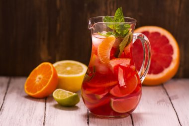 Farklı narenciye içkiyle geleneksel kırmızı İspanyol sangria kavanoz