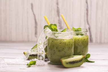 Kivi, salatalık ve elma yeşil serinletici yüzlü