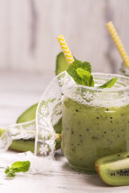 Kivi, salatalık ve elma yeşil serinletici yüzlü