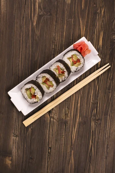 Rollos de sushi vegetariano con palillos — Foto de Stock